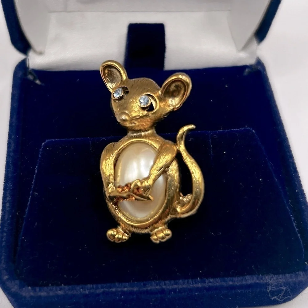 Vintage Mouse Rhinestone Brooch with Cabochon Pearl belly Cheese Crystal…​​​​ - Picture 3 of 9